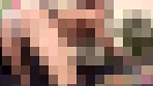 Rjavolaska pokaže svojo najstniško muco v videu na obrobju