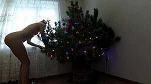 זוג אמצעי מקבל זיון אנאלי ופטמות בסרטון פורנו של עץ חג המולד