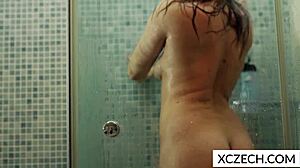 אישה חזקה עם חזה גדול מקבלת חנק במקלחת