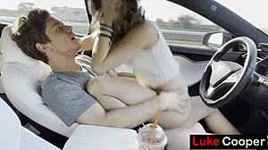 Une adolescente aux fesses rebondies se fait baiser sur la banquette arrière d'une voiture