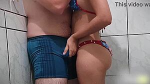 Madura hace el sexo apasionado en la ducha con su compañero
