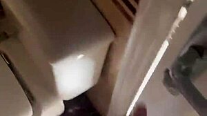 Selbstgemachtes Video eines geilen Paares, das auf einem Boot Sex hat