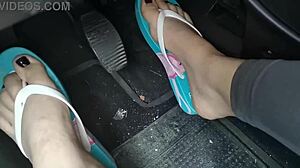 Pasangan amatir mengayuh mobil sambil mengenakan sandal jepit tanpa alas kaki dan sepatu hak tinggi buatan sendiri