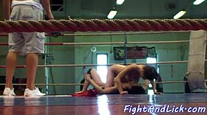 Amatérske lesbičky sa oddávajú mačaciemu súboji a hračkám v boxerskom ringu