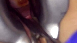Gioco uretrale femminile con aghi e cateteri
