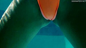 Die europäische Turnerin Micha zeigt ihre Flexibilität in einer atemberaubenden Unterwasser-Performance