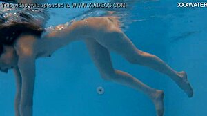Marfa, az orosz csaj keskeny seggét és punciját mutogatja a medencében