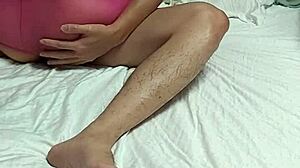 Noge akimbo in nogavice a-go-go v tem vročem porno videu