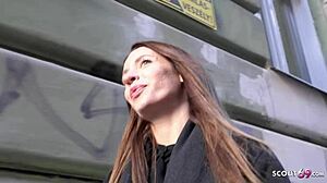 Tysk spejder og ukrainsk MILF Julia engagerer sig i gadecasting og hård sex
