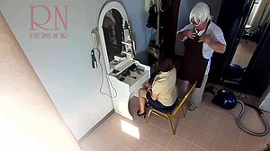 Skjult kamera fanger barber, der giver en nøgen frisure til en fed dame