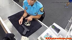 Ukryta kamera rejestruje latynoską policjantkę uprawiającą seks w pozycji doggy