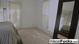Bintang porno berpayudara besar Alison Tyler menikmati permainan solo