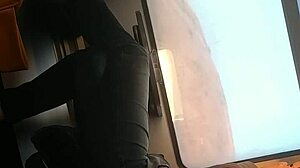 Скривена камера снима задиркивање стопала израелских МИЛФ у возу