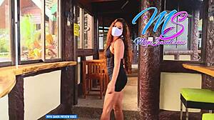 Miyu Sanoh, model Filipina, memamerkan semuanya di kedai kopi