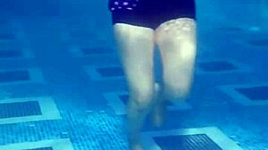 Indisk kone Sana viser frem kroppen sin i bassenget i en privat video
