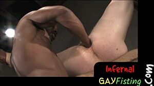 Un couple gay interracial explore le BDSM brutal avec fist et stretching