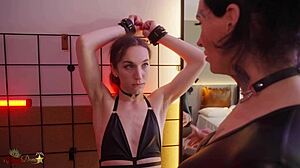 Gyönyörű crossdresser Emily ADAIRE dominál a BDSM debütálásában