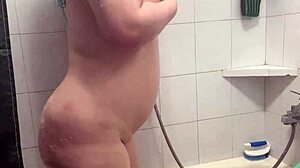 Büyük göğüsler ve büyük popo, kışkırtıcı bir duşta sergileniyor