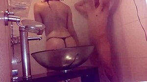 Моя 18-летняя девушка занимается сексом с незнакомым мужчиной в прибрежном отеле Уругвая