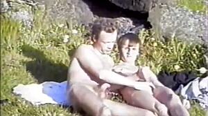 Norjalaiset miehet nauttivat ulkona homoseksua rannalla