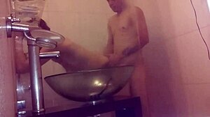 Моят 18-годишен Аз се занимава със сексуална активност с непознат мъж в крайбрежен хотел в Уругвай