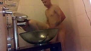 Ο 18χρονος εαυτός μου συμμετέχει σε σεξουαλική δραστηριότητα με έναν άγνωστο άνδρα σε ένα παραλιακό ξενοδοχείο της Ουρουγουάης