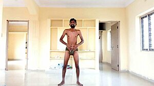 Ο Rajesh, ένας παιχνιδιάρικος ερασιτέχνης, γδύνεται, αυνανίζεται, χτυπάει τον άξονα του, γκρινιάζει και εκσπερματώνει σε ένα φλιτζάνι