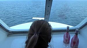 Младо шведско момиче оргазмира по време на интензивен отзад на кораб