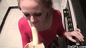 Amatérské lesbičky si užívají jídlo a smyslné doteky v kuchyni