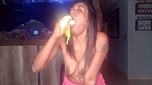 Прсата Индијка ужива милујући груди и изводећи орални секс на банани у соло видеу