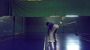 Des femmes amateurs révèlent leurs atouts en jouant au badminton dans un centre communautaire