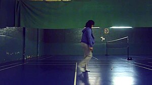 Femeile amatoare își dezvăluie bunurile jucând badminton într-un centru comunitar