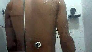 Tânărul amator gay se bucură de sex în aer liber și de masturbare sub duș