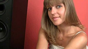 Rosyjska piękność Alika Finkova pokazuje swoją bieliznę i robi się niegrzeczna