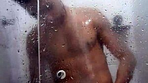 年轻的业余同性恋者享受户外性爱和淋浴自慰