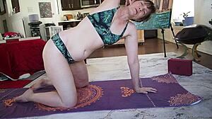 МИЛФ Аврора Уиллоуз в бикини демонстрирует свои навыки йоги и большие половые губки