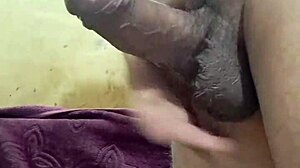 Video hardcore făcut acasă de gospodinele asiatice cu un cocoș negru