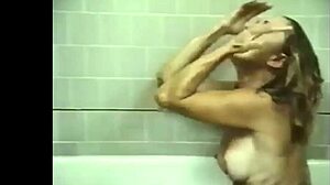 HD GIFky zvýrazňují blond bomby nahé koupele a svlékání