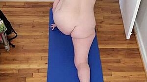 ¡Sesión de yoga desnuda con impresionantes tetas grandes y un trasero redondo!