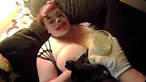 Baculatý klaun si užívá divoký sex s křivým partnerem