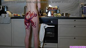 Milf avec un tatouage de poulpe sur des cuisiniers et des taquineries