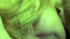 Brittiska amatören Alison njuter av sex med en stor kuk i en het video