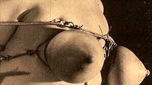 Vintage lesbiennes verkennen bondage en onderwerping