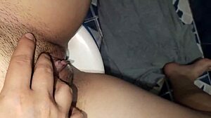 Chica amateur peluda se masturba sola en una fiesta