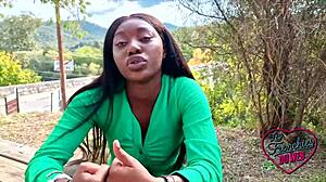 Africký teenager s živými prsy má horký sex před kamerou