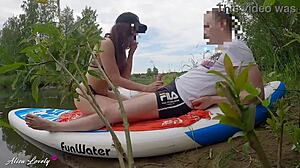 Pasangan amatur pengembaraan di luar berubah menjadi sesi seks sungai yang liar