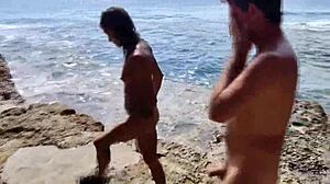 Cupluri amatoare fac sex în aer liber pe plajă, surprinse în fața camerei