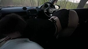 Ragazza adolescente fa un pompino in macchina nel bosco