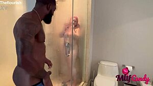 Loree Love in Ace Bigs se intimno zabavata v kopalnici prikolice