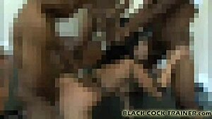 Žhavá brunetka je ovládána černým monstrózním penisem